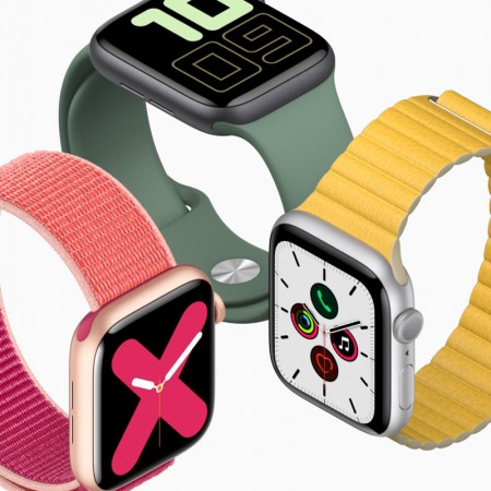 Умные часы Apple Watch Series 5 GPS, 44 мм, корпус из алюминия серебристого цвета, спортивный ремешок белого цвета (MWVD2) фото 4